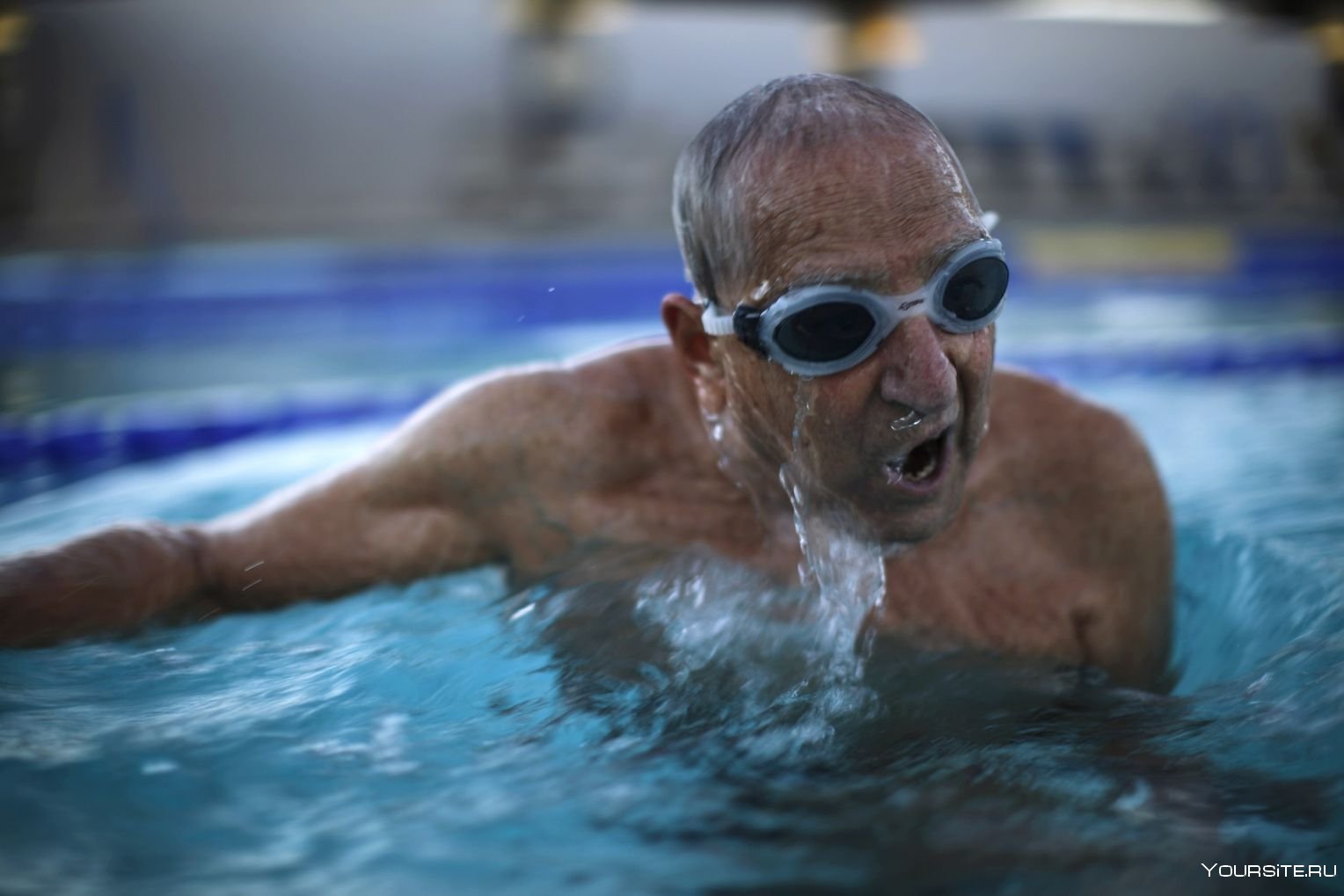 Пожилые купаются. Пенсионеры в бассейне. Пожилые люди в бассейне. Старики в бассейне. Дедушка в бассейне.
