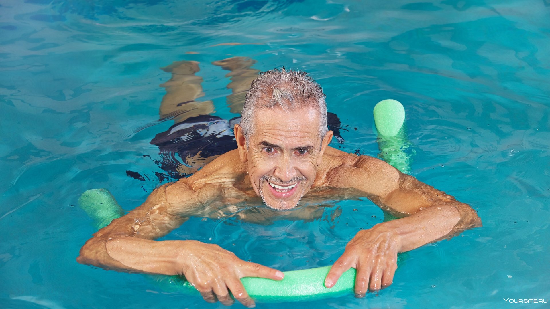 Пожилые купаются. Старики в бассейне. Плавание пожилых людей. Аквааэробика для пожилых. Плавание пенсионеры.