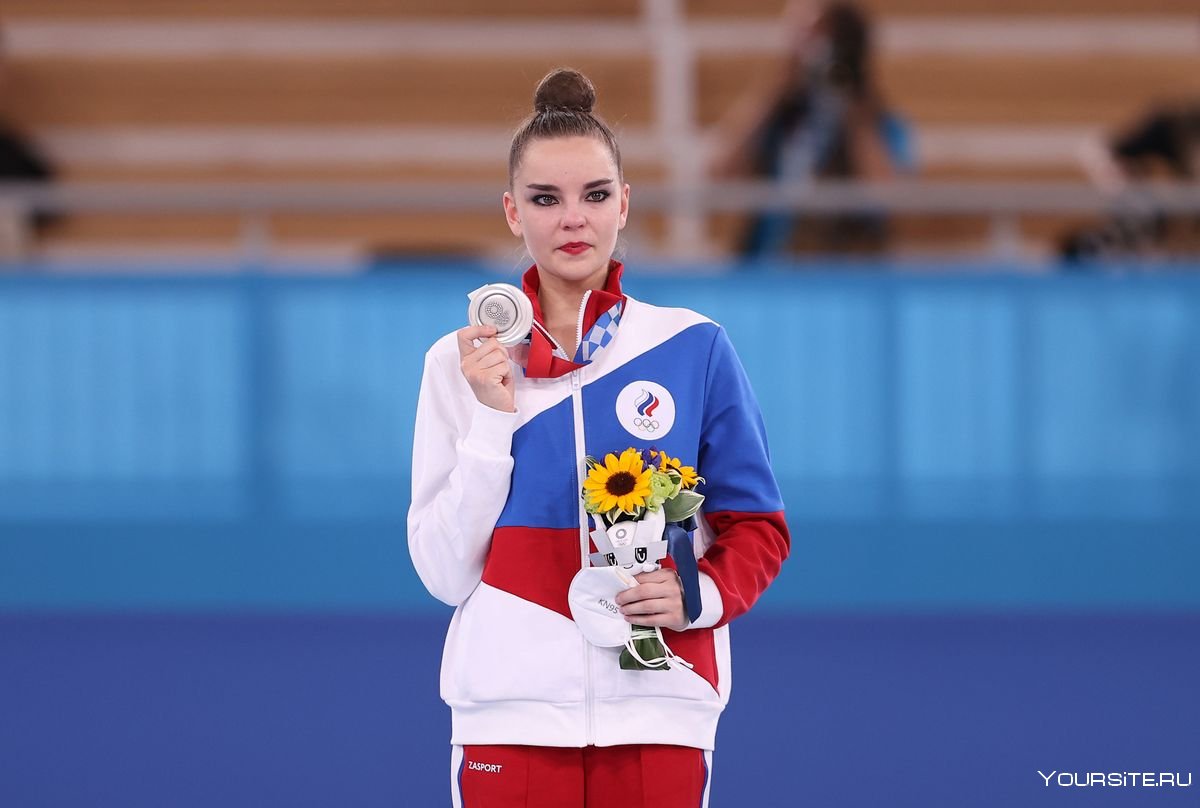 Дина Аверина с медалью
