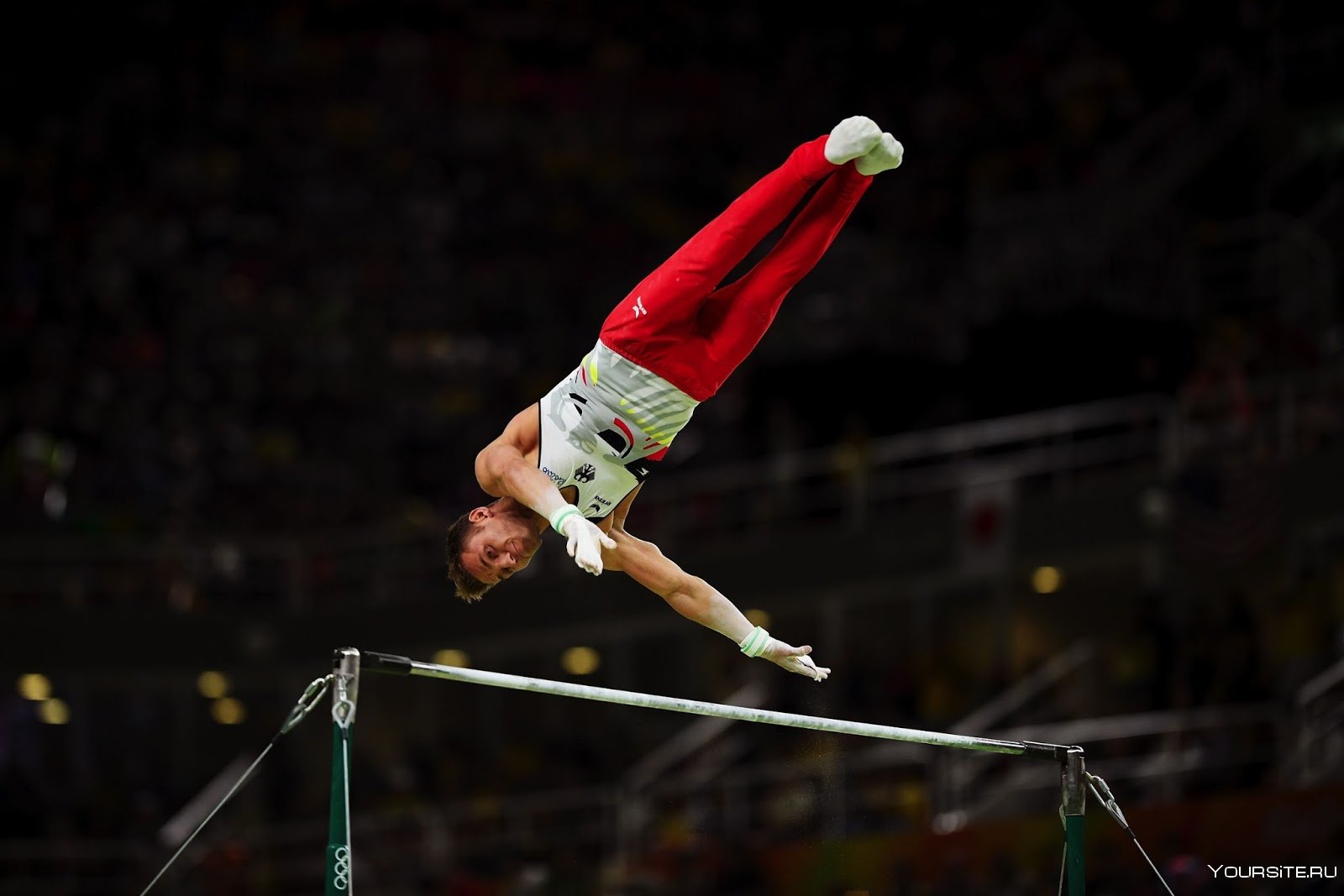 Люди гимнасты. Андреас Агвилар гимнаст. Спортивная гимнастика перекладина. Гимнаст на кольцах. Профессиональные гимнасты.