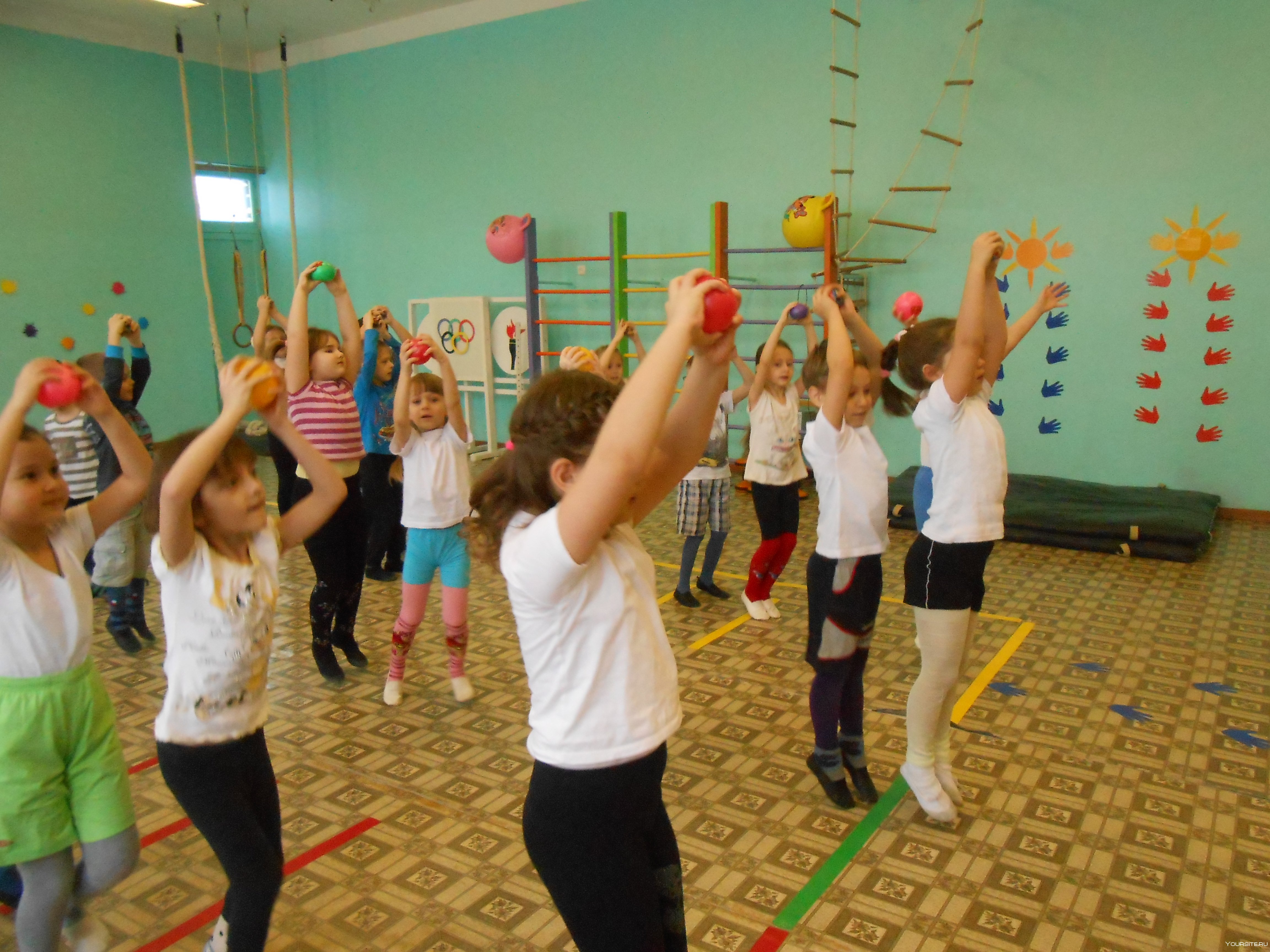 Утренняя зарядка в подготовительной группе. Утренняя гимнастика в детском саду. Физкультура в детском саду. Физкультура в садике. Дети на физкультуре в детском саду.