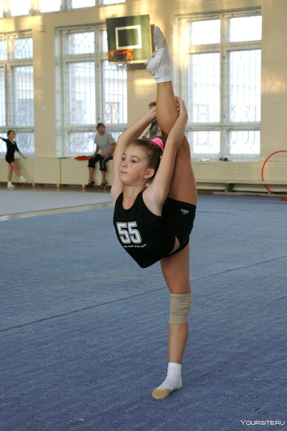 Спортивная девочка маленькая. Маленькие гимнастки. Художественная гимнастика растяжка. Детские шпагаты. Девочка занимается гимнастикой.