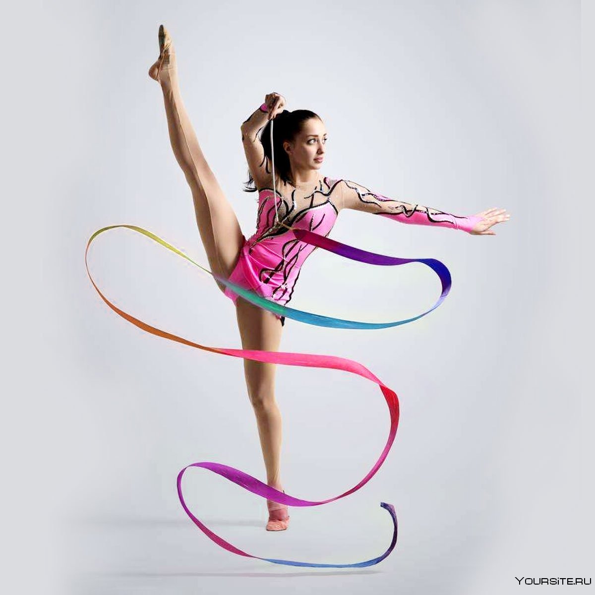 Девушка гимнастка с лентой