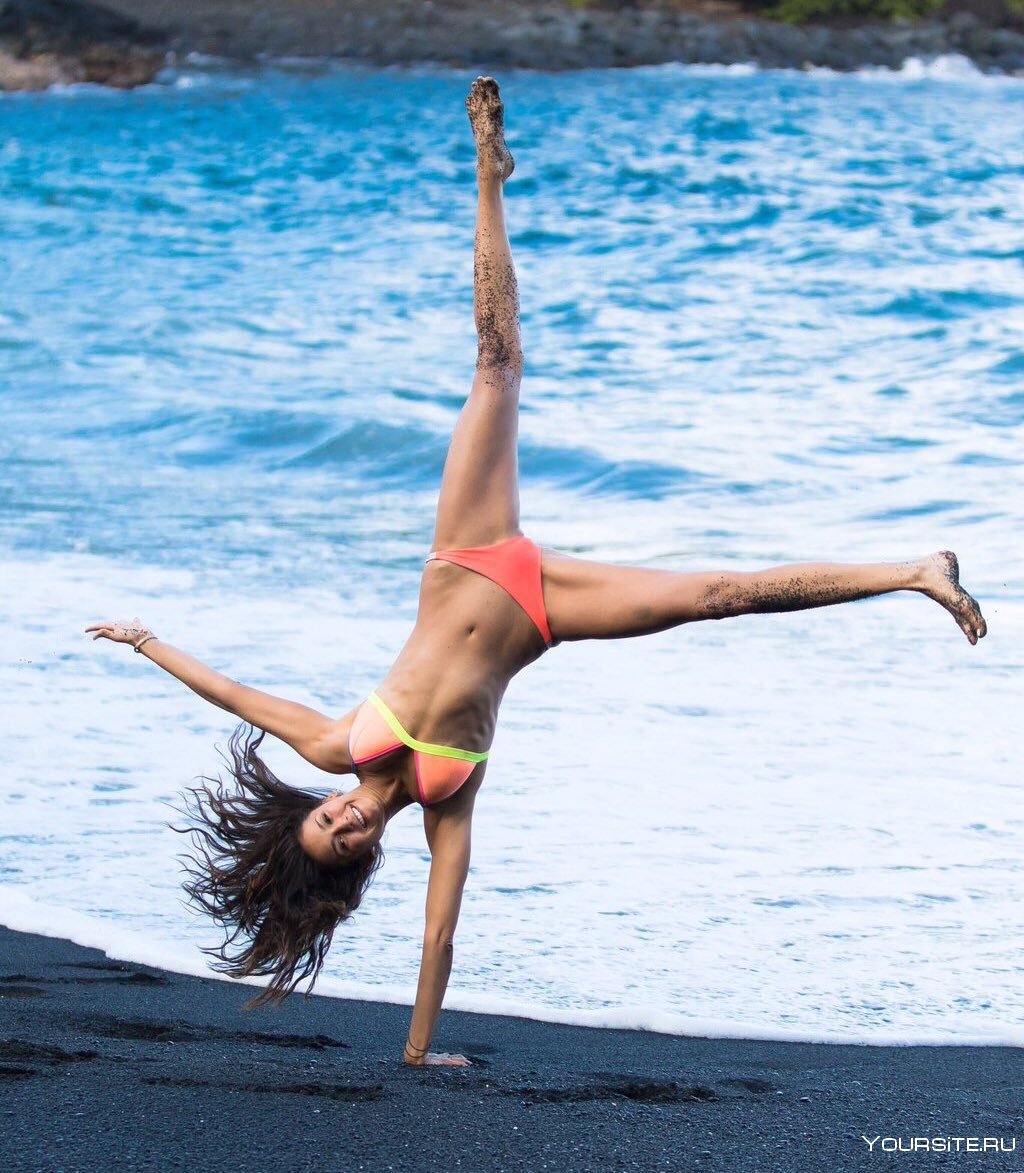 Нина Добрев йога на пляже