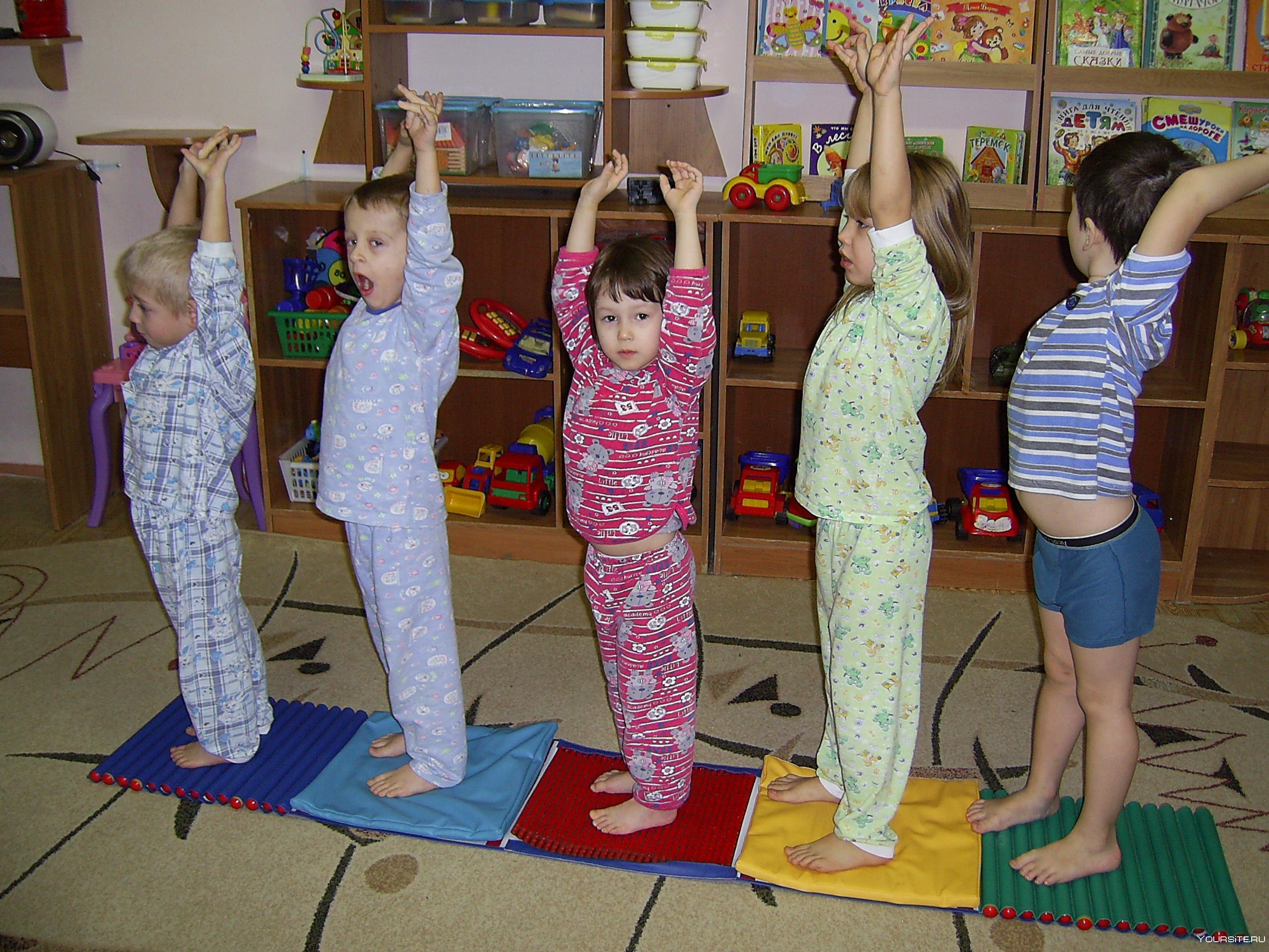 Пробуждение дети группа. Бодрящая гимнастика для дошкольников в детском саду-. Дети на физкультуре в детском саду. Корригирующая гимнастика. Гимнастика для детей после сна в детском саду.