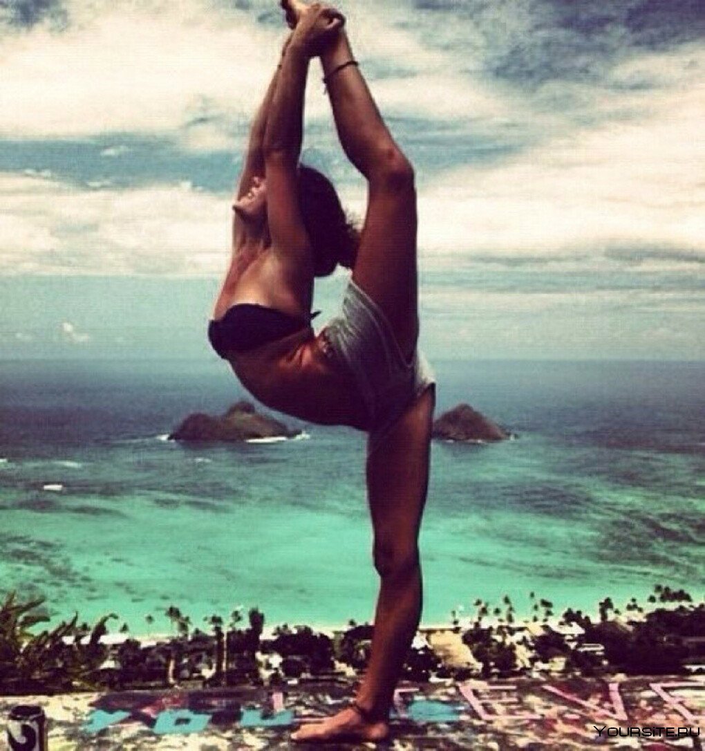 Девушка подняла ногу