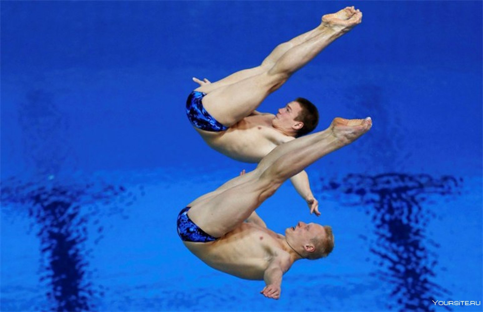 Прыжки в воду спб. Прыгун в воду. Спортсмен прыгает в воду. Прыжки в воду мужчины.