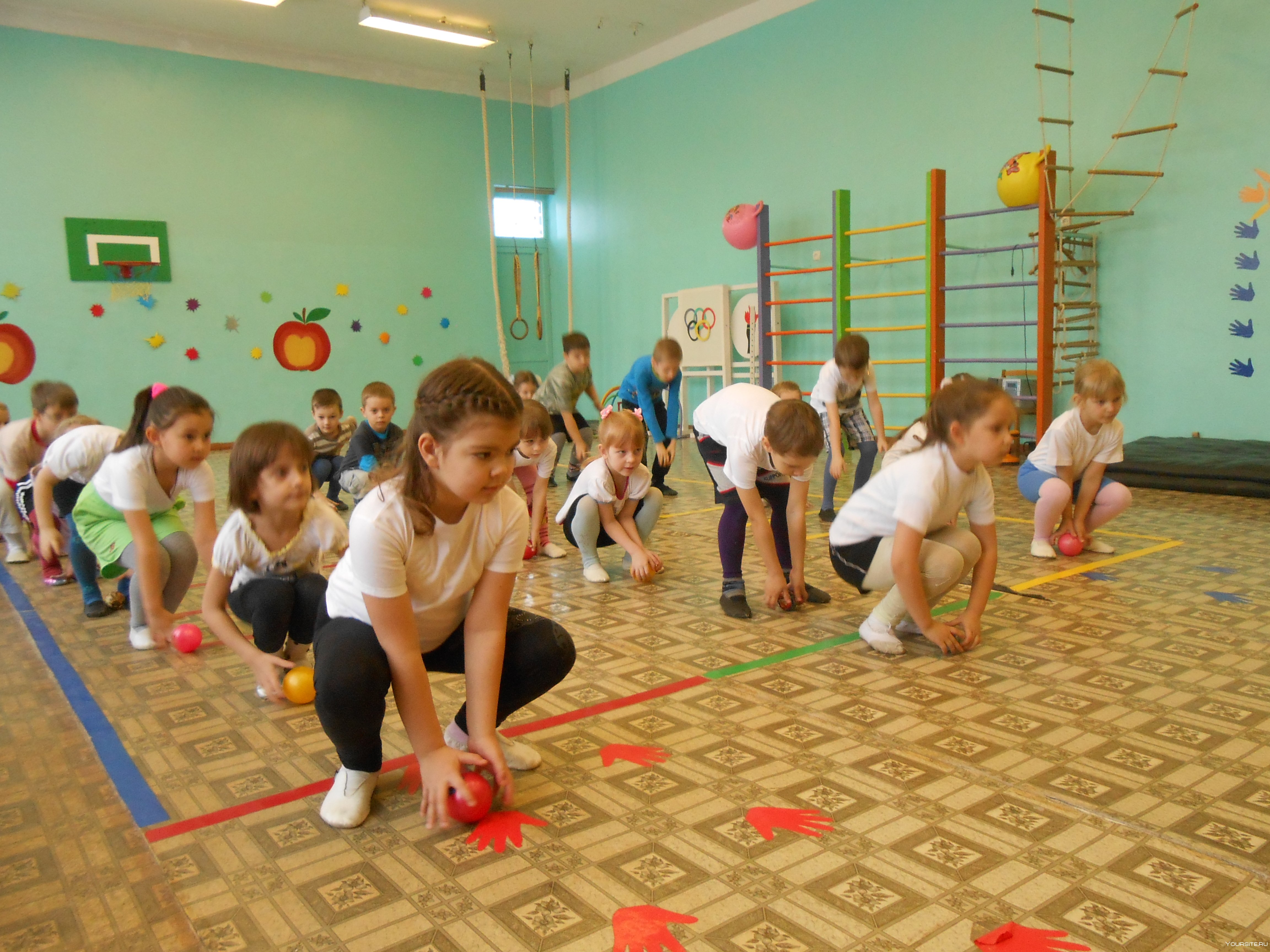 Старшая группа спортивные мероприятия. Физкультура в садике. Гимнастика в детском саду. Физическая культура в детском саду. Физкультурные занятия в детском саду.