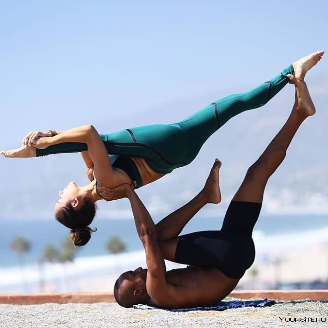 Акробатическое гимнастическое упражнение. Акройога пирамида. Йога для двоих. Акробатические элементы. АКРО йога.