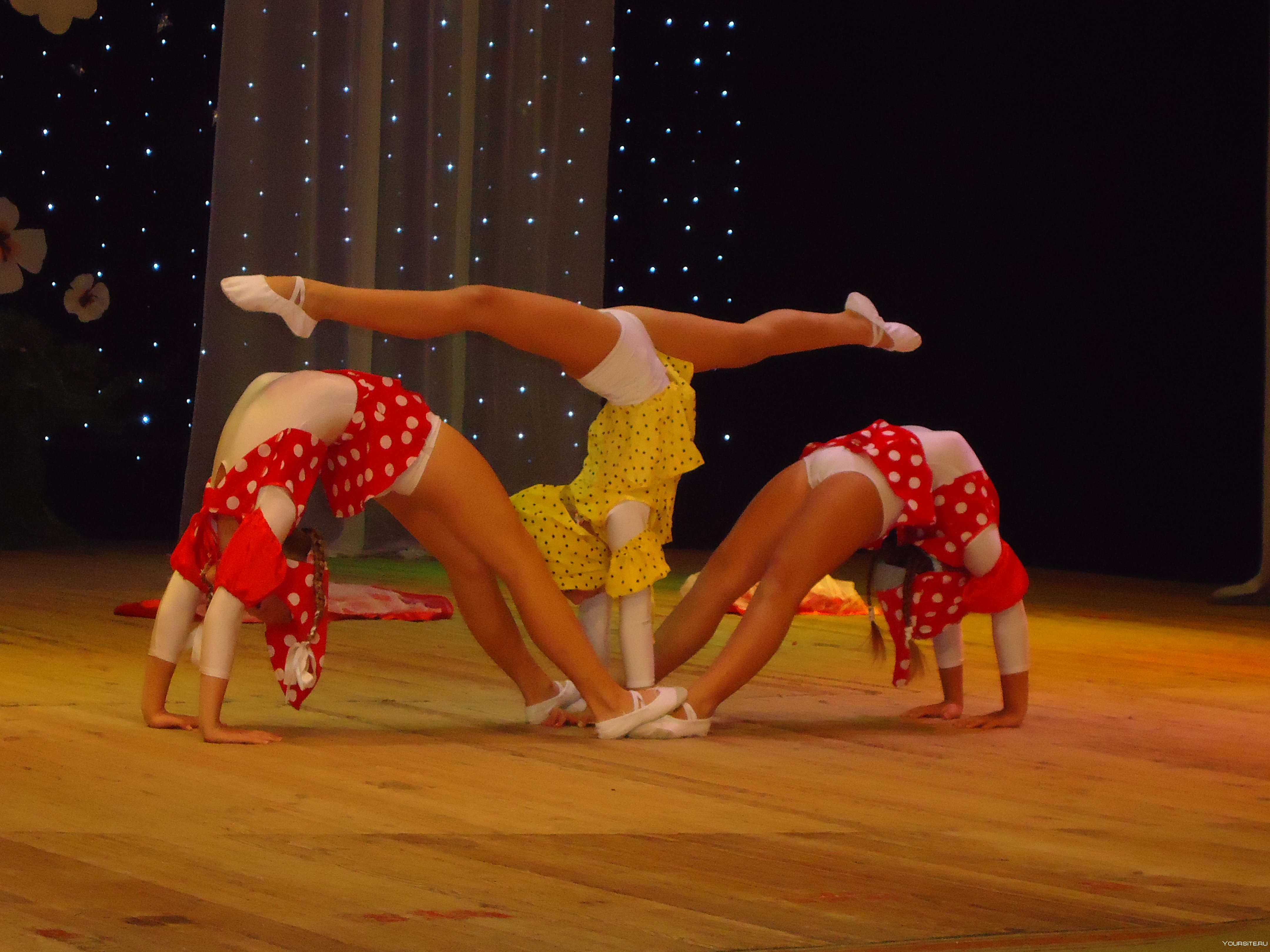 Гимнастику трио. Цирковая акробатика для детей. Цирковые акробатические номера. Акробатические элементы в танце. Акробатический танец для детей.