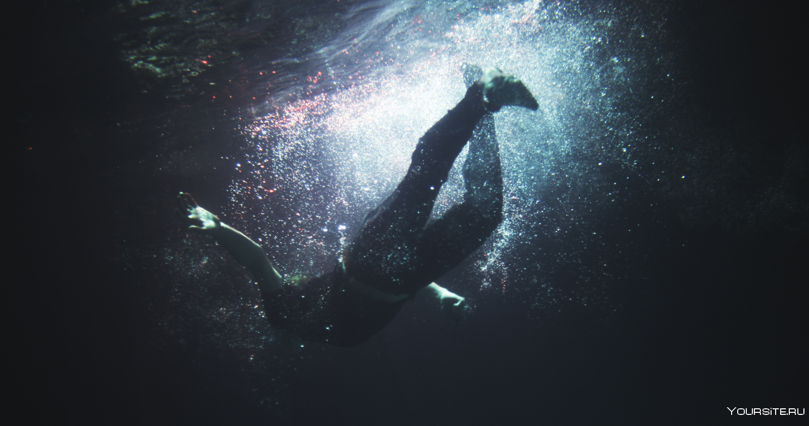 Свободное падение в воде. Девушка под водой. Фотосессия под водой. Человек под водой. Тонуйущий человек.