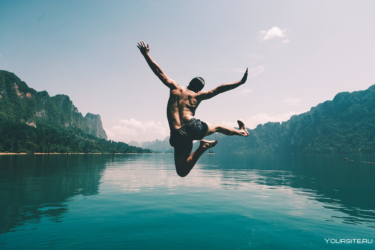 Человек прыгает в воду