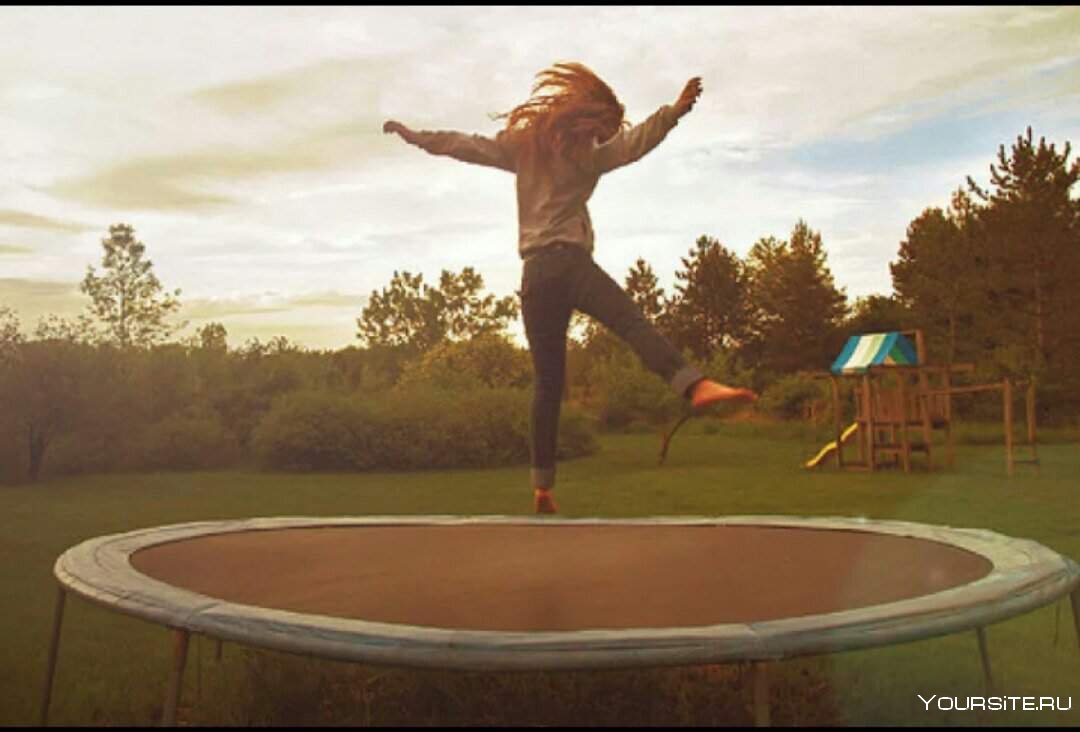 Девушка прыгает на батуте