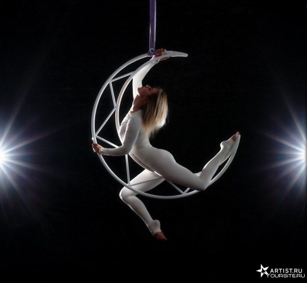 Воздушная гимнастка на кольце