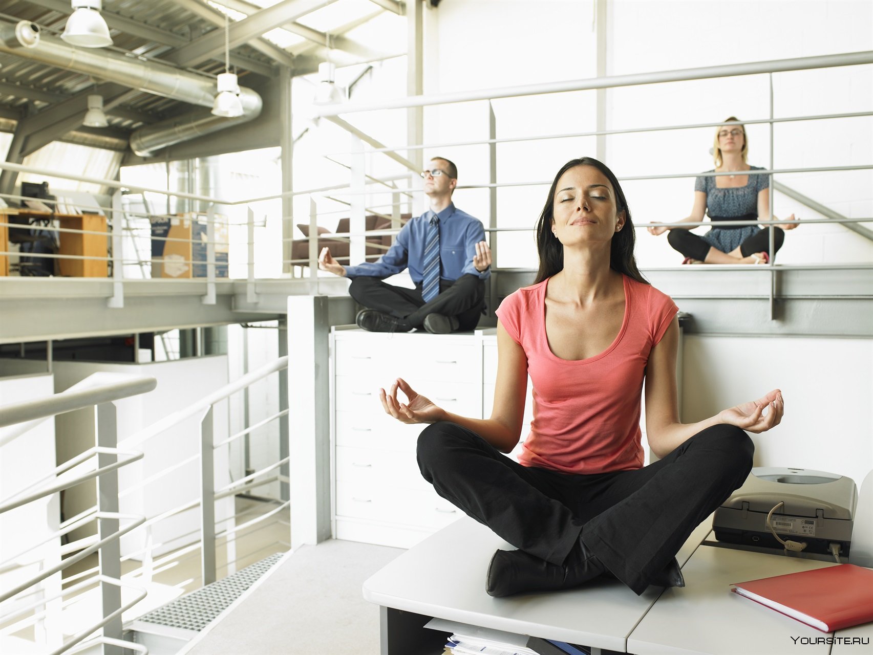 Спокойно занимайтесь. Медитация в офисе. Йога в офисе. Фитнес в офисе. Стресс в офисе.