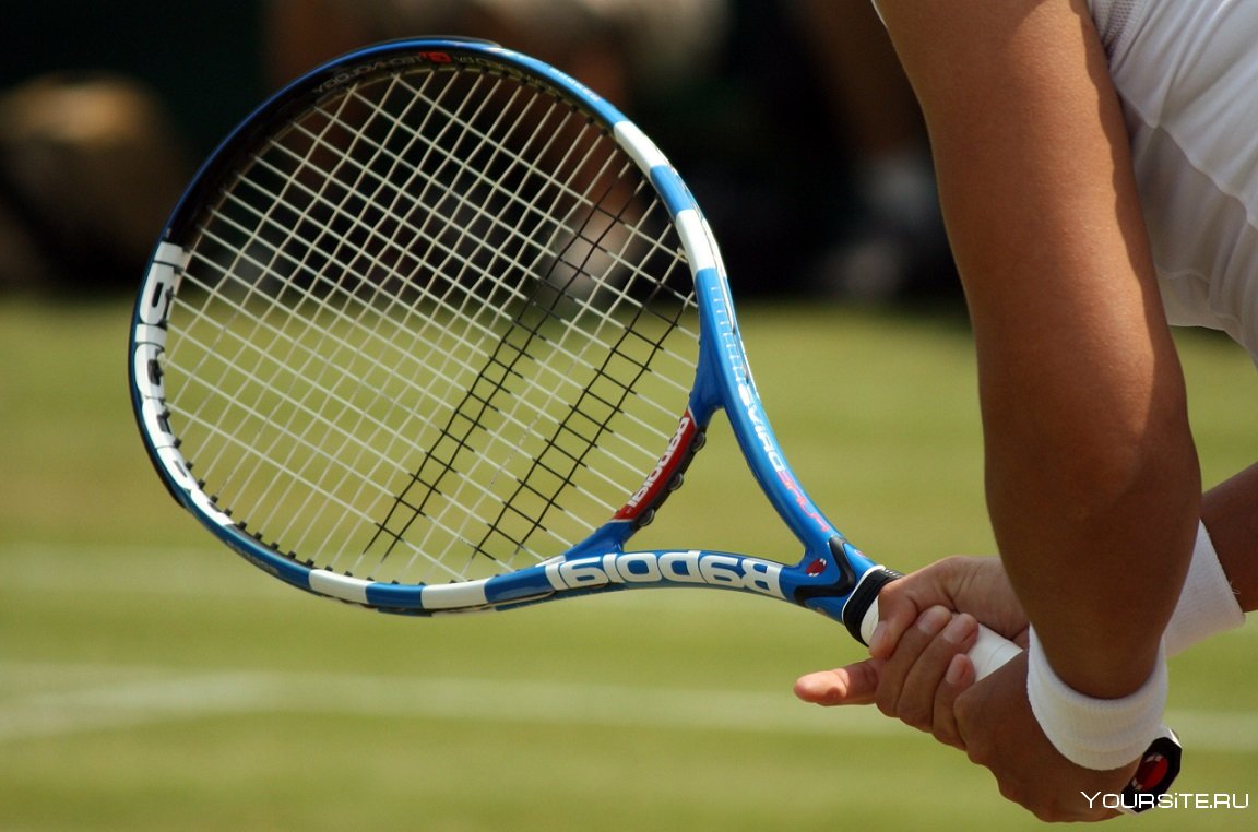 Теннисные ракетки на корте