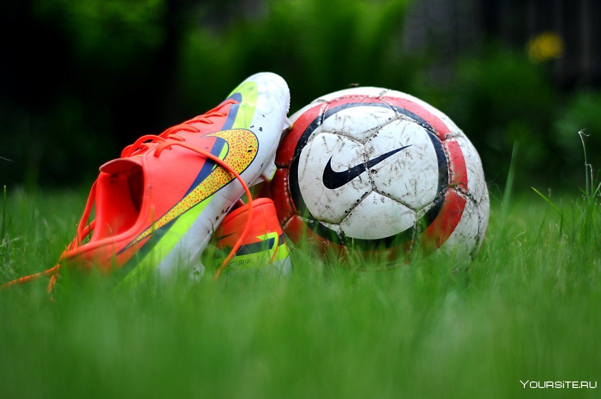 Футбольный мячик на траве