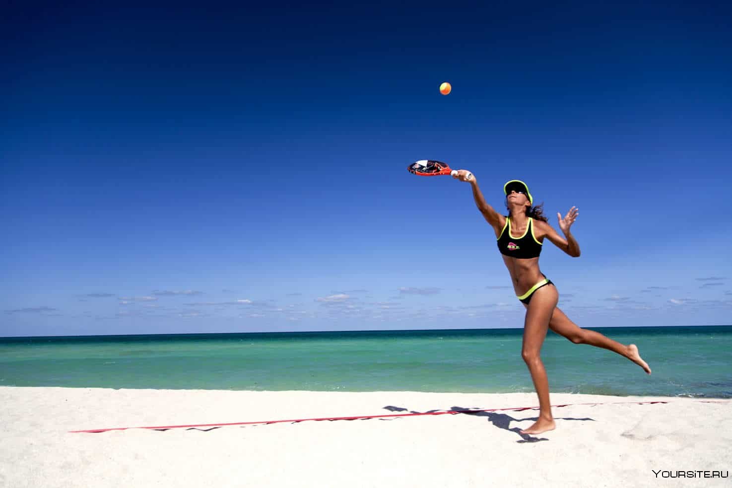 Какие предметы на пляже. Пляжный теннис. Бадминтон на пляже. Теннис на пляже. Спорт на пляже.