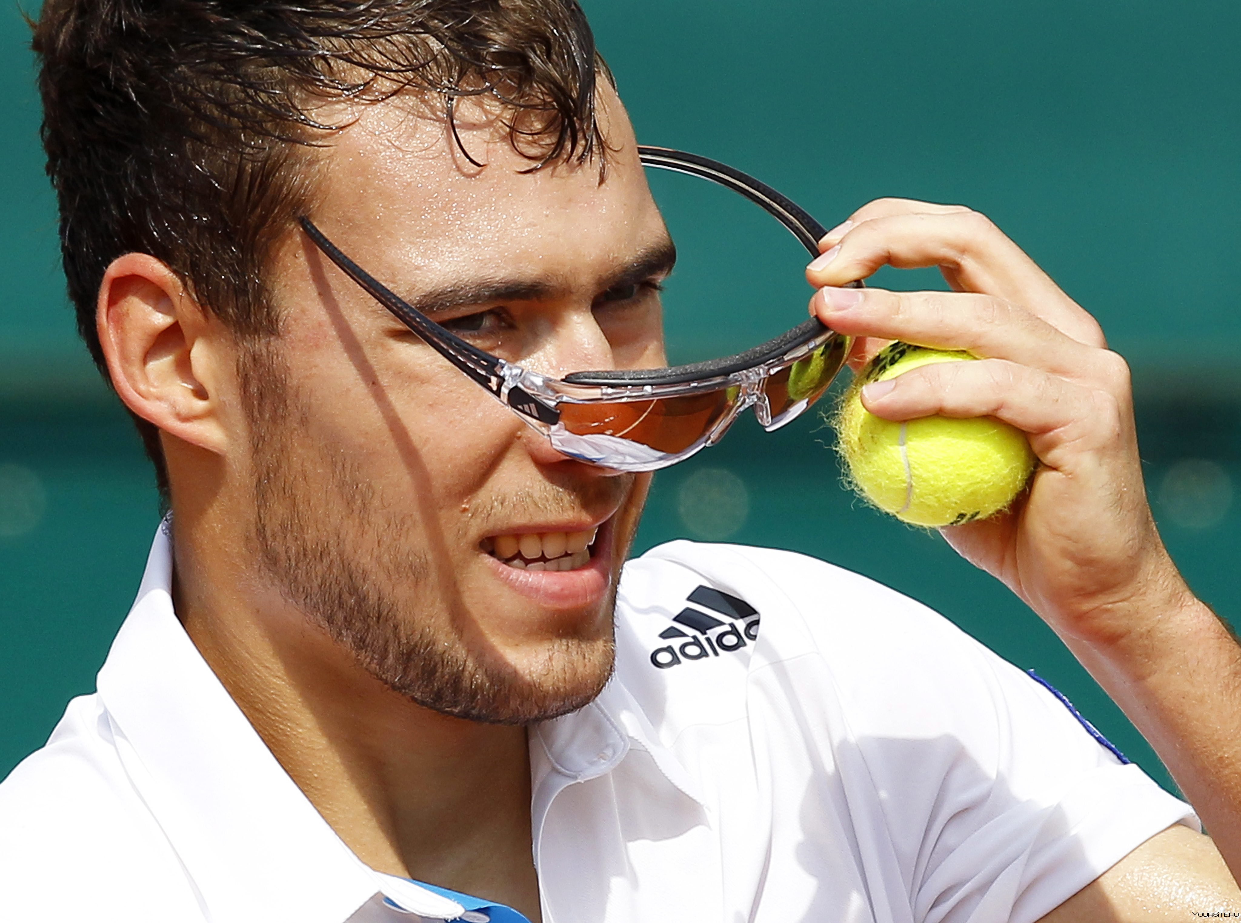 Теннис короткий мужской. Спортивные очки для зрения. Спортивные очки для тенниса. Спортсмен в очках. Теннисист.