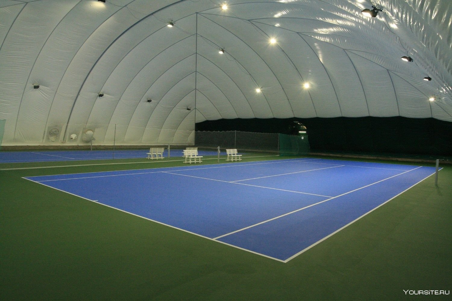 Теннисный корт под. ЛСТК теннисный корт. Крытый теннисный корт. Крытый корт для большого тенниса. Теннис Крытый.