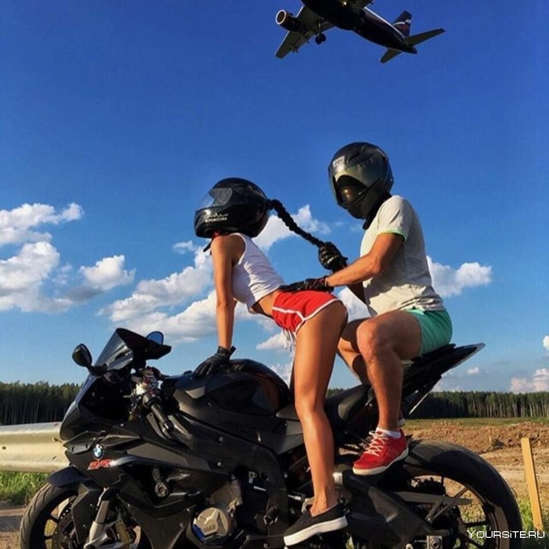 Парень сдевушко на мотоцикле