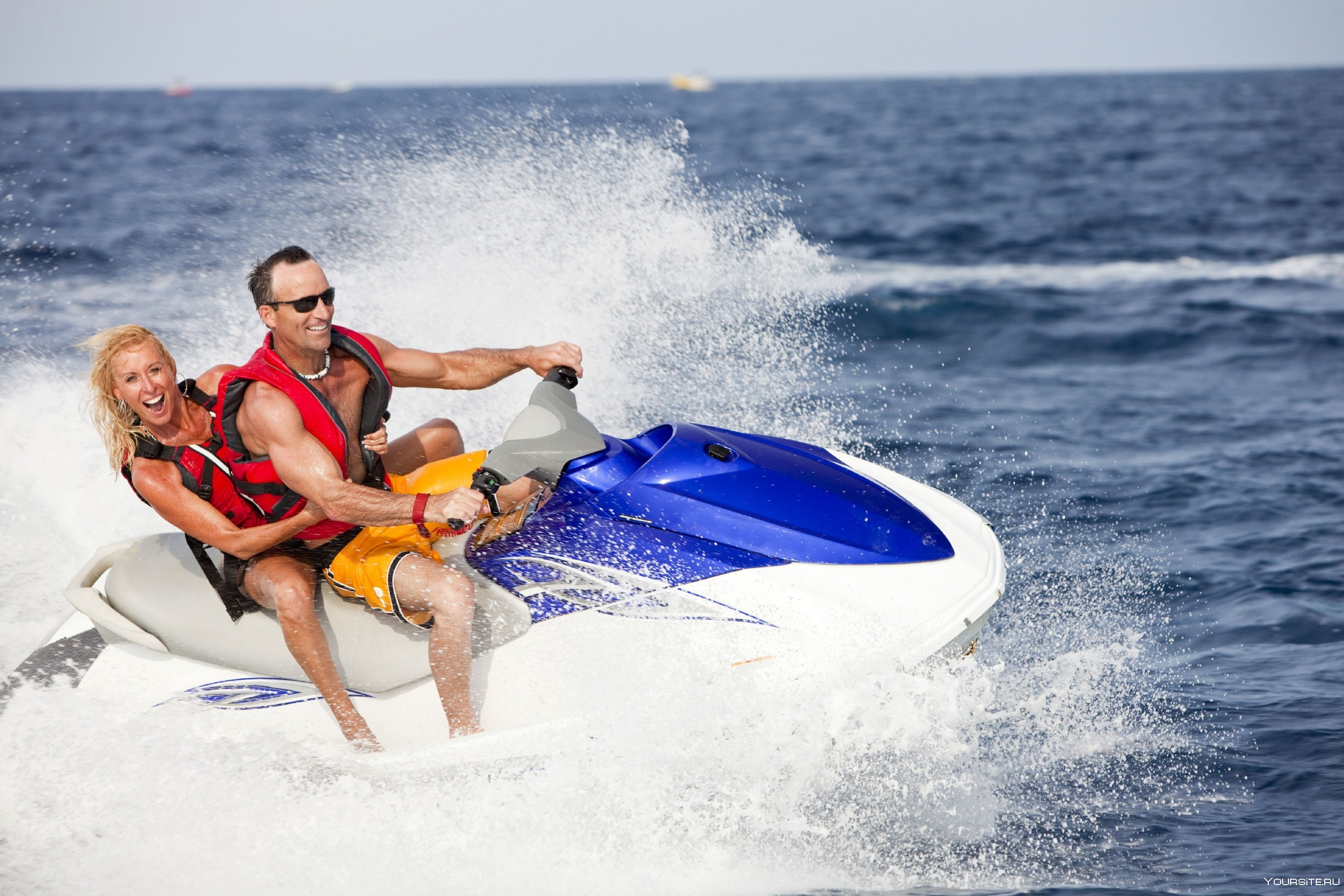 Развлечения на море. Гидроцикл Jet Ski 200. Кататься на водном мотоцикле. Покататься на водном мотоцикле. Водный мотоцикл на пляже.