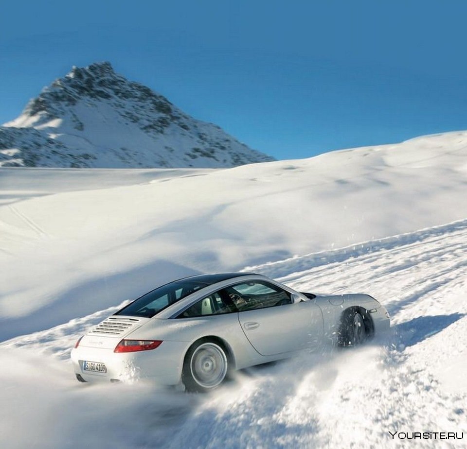 Машина Porsche 911 зимой