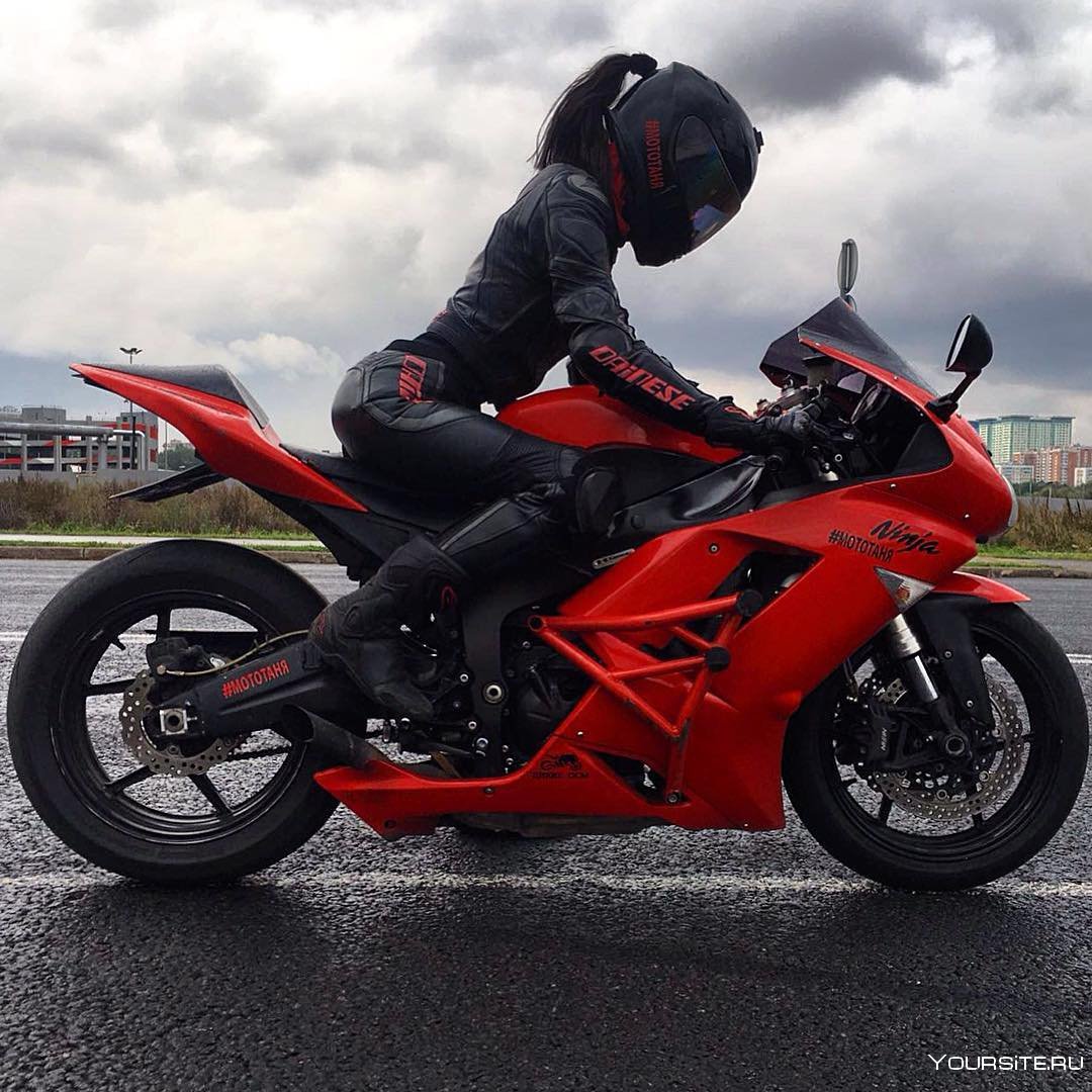 Красный спортивный мотоцикл