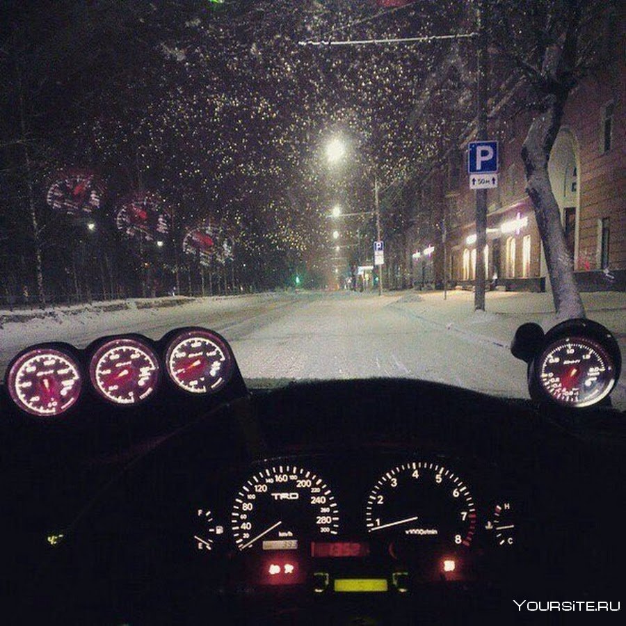 За рулем машины ночью зимой
