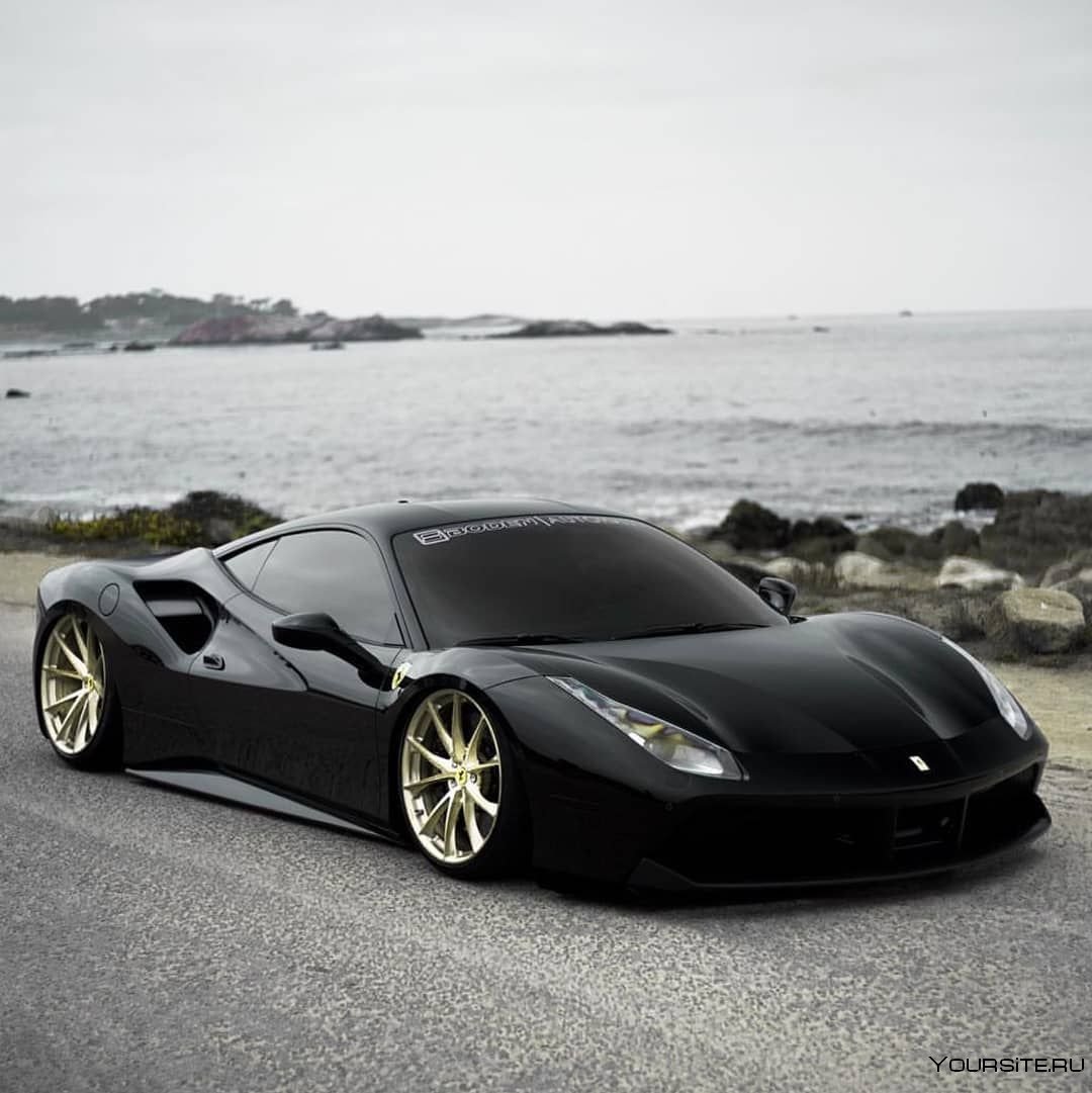 Красивая черная спортивная машина