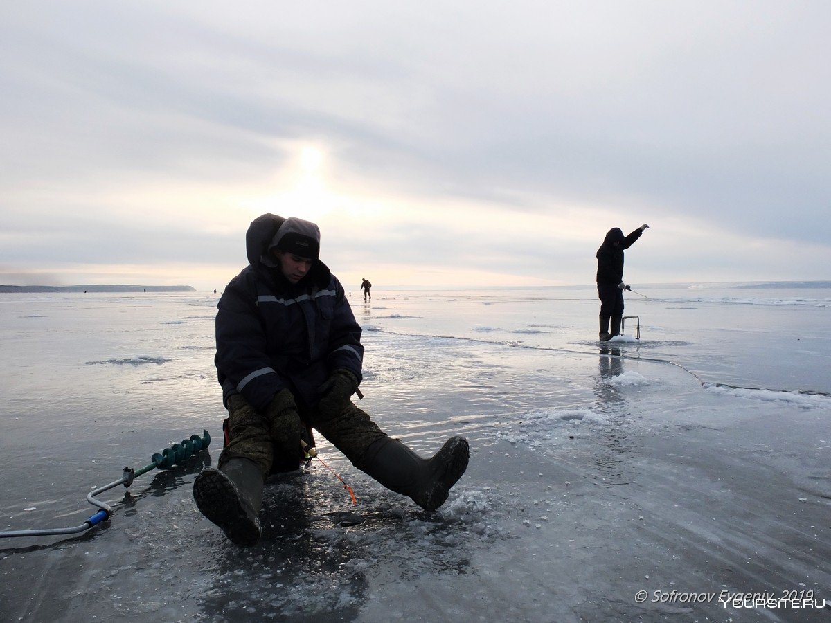 Рыбаки на льду на пути кораблей