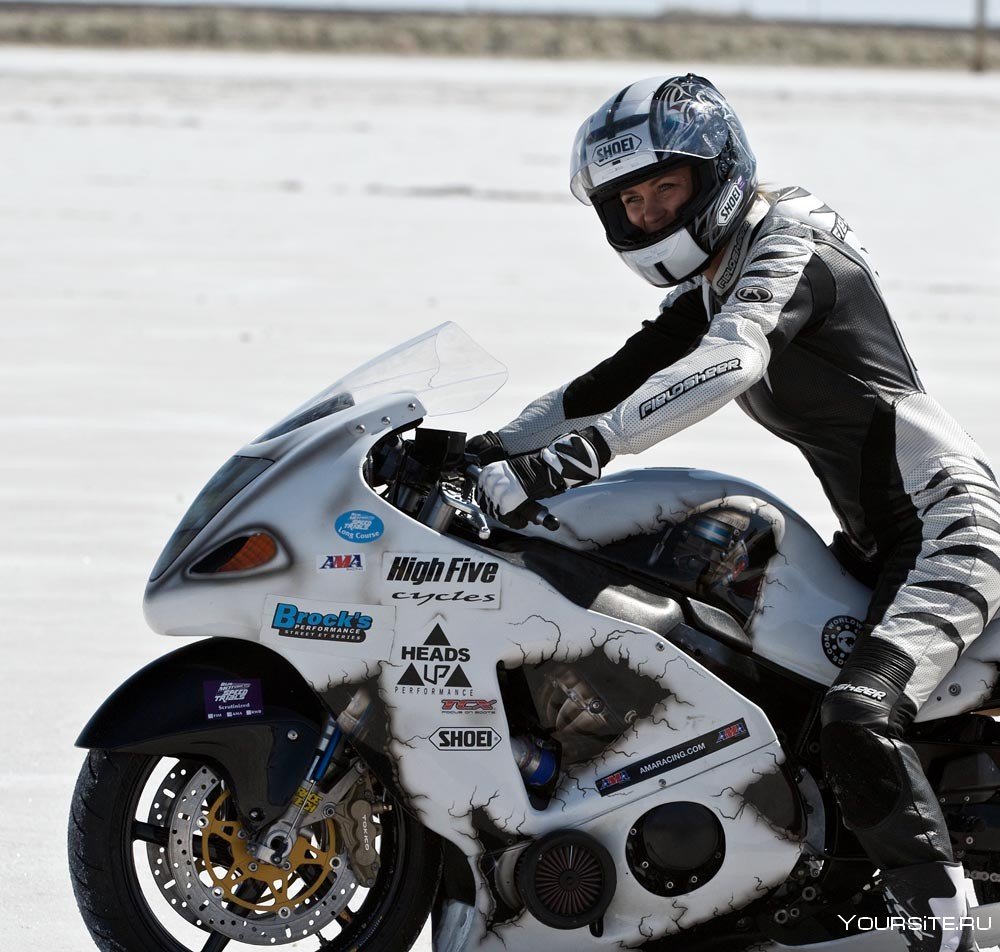 Девушка на мотоцикле в шлеме зимой