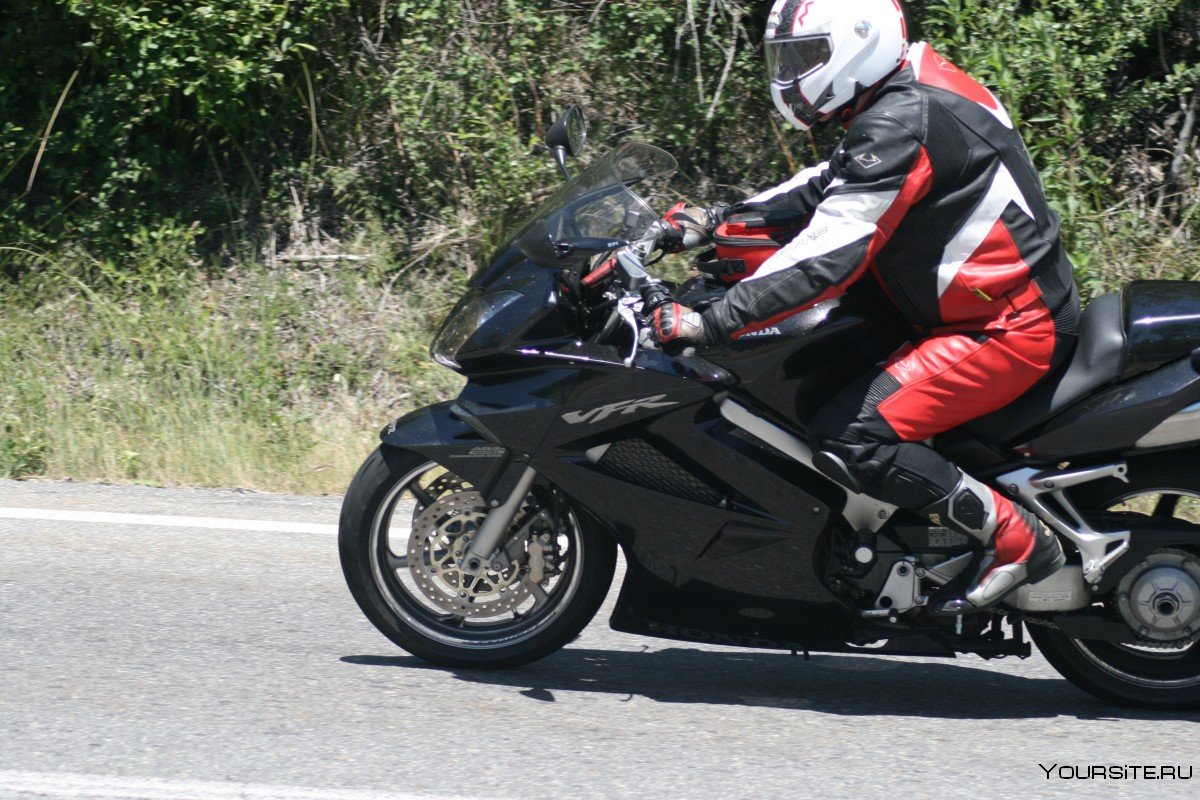 Спортивный мотоцикл с водителем