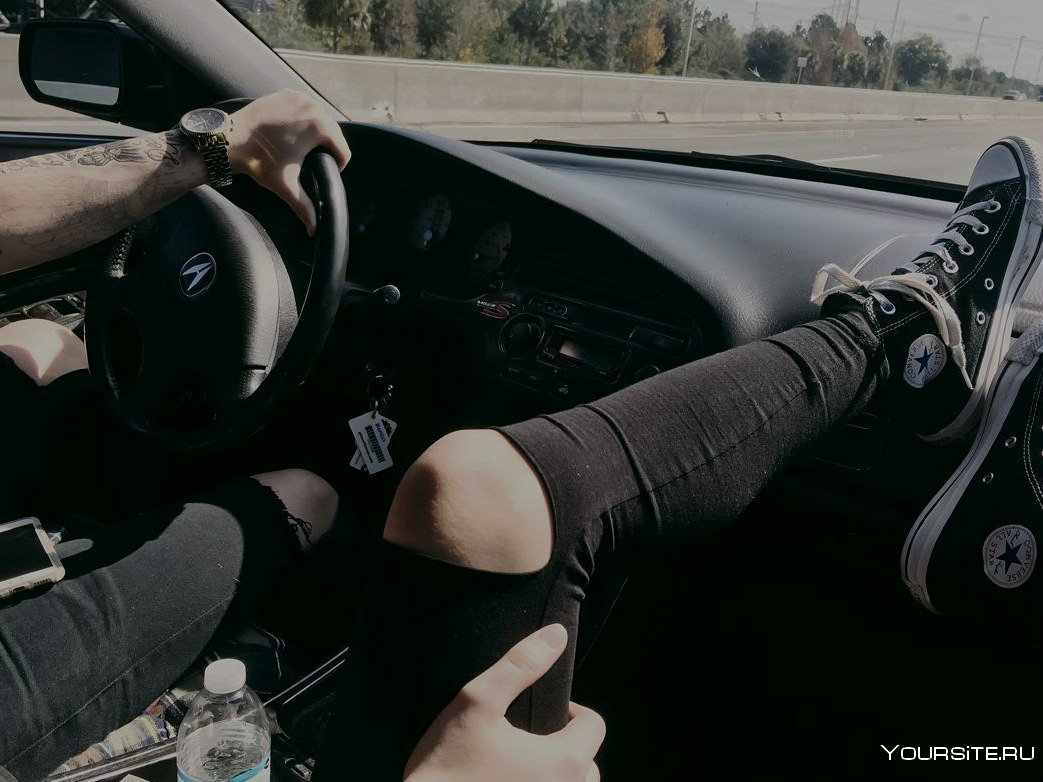 Фото рука парня на ноге девушки в машине