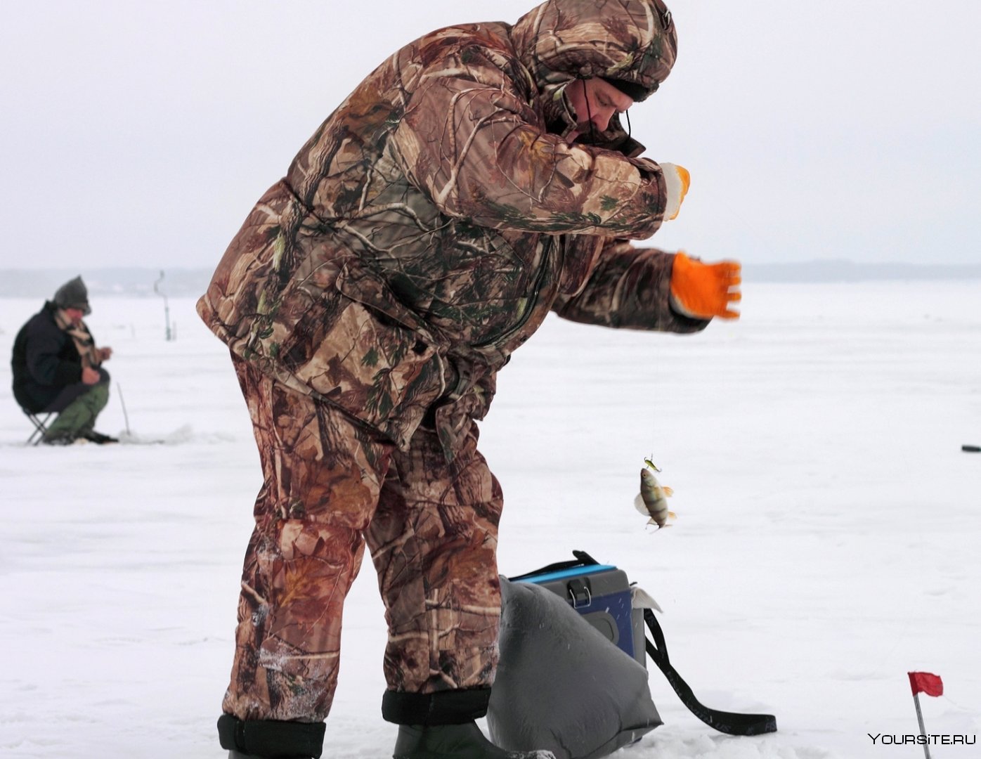 Новинки зимний рыбалки. Зимняя рыбалка. Рыбалка на льду. Рыбаки на льду. Подледная рыбалка на озере.