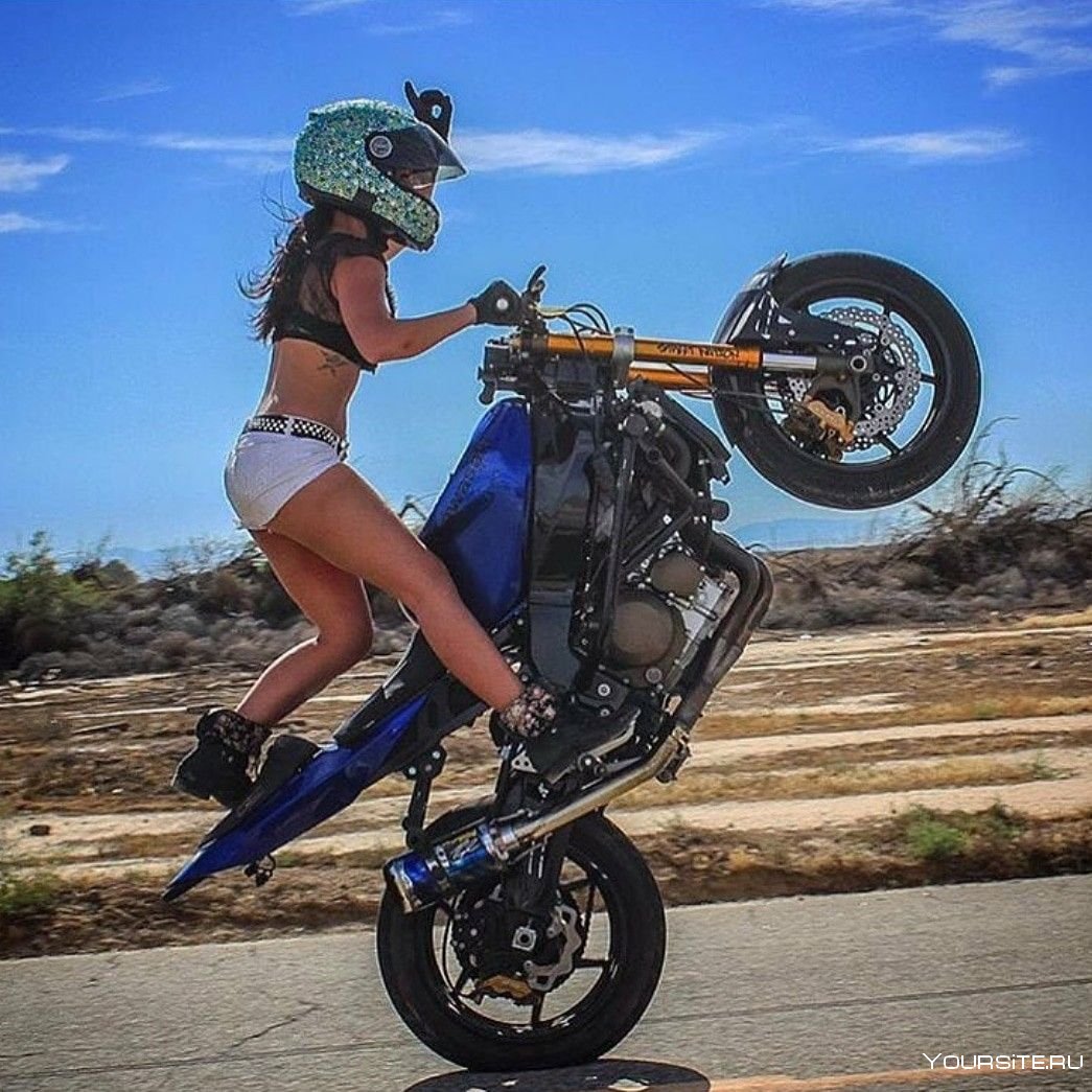 Девушка на байке стант