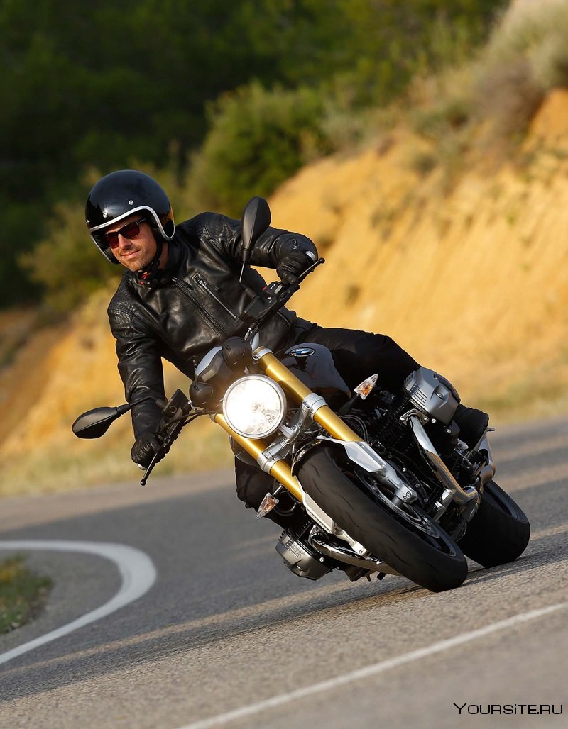 Красивый мотоциклист