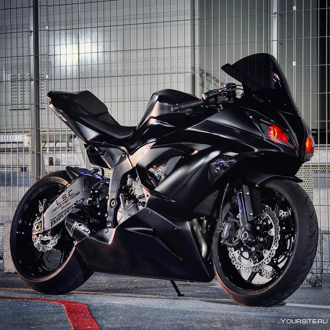 Черный мотоцикл
