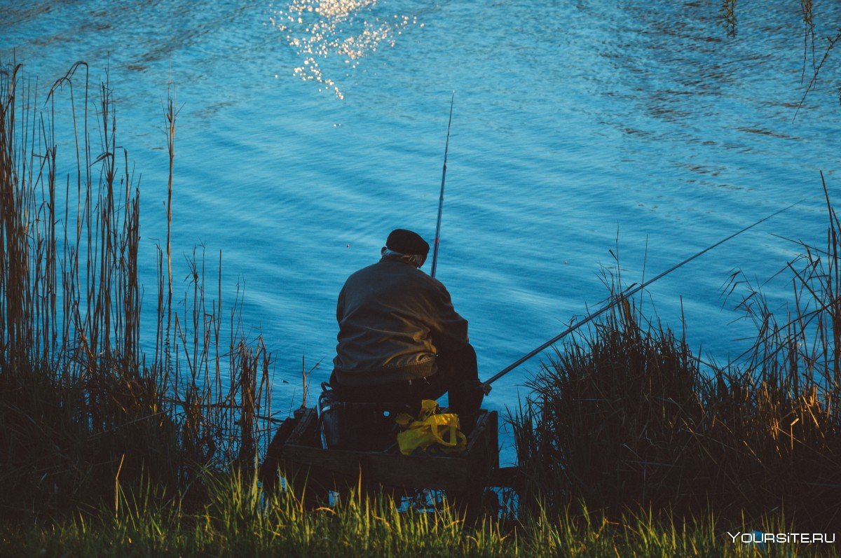 Рыболов на озере