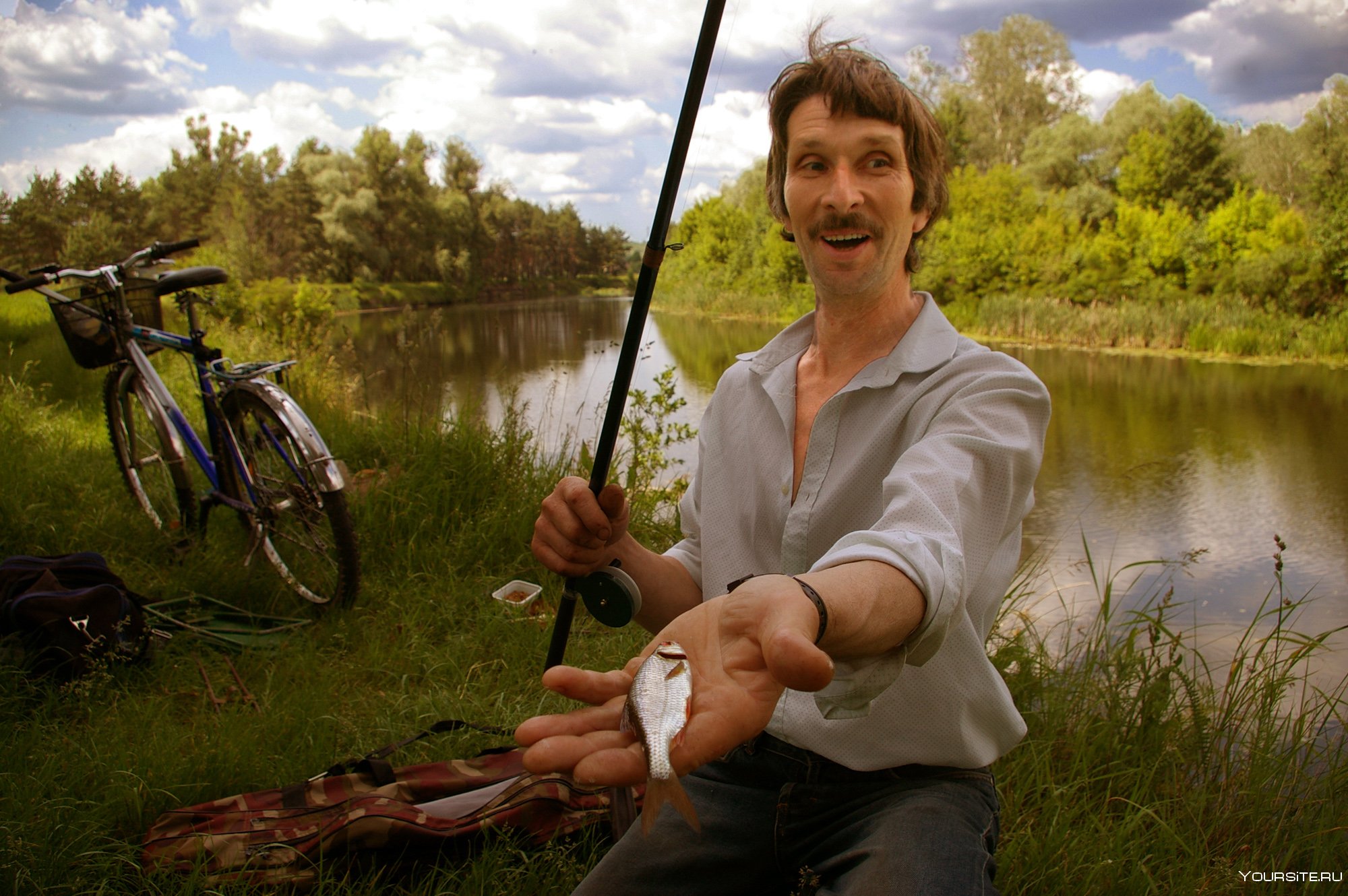 Мужик поймал рыбу. Мужчина на рыбалке. Мужчина Рыбак. Парень с удочкой. Рыбалка летом.