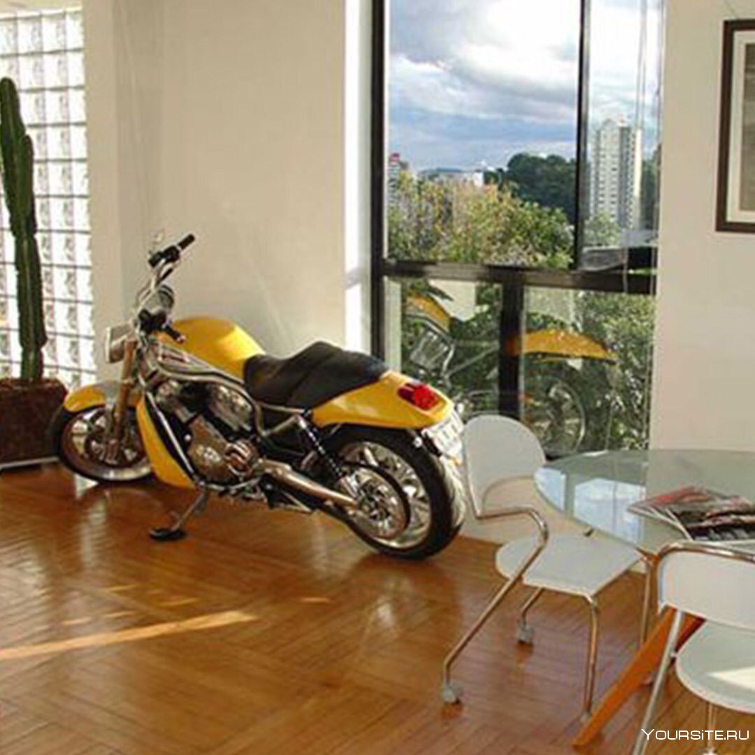 Мотоцикл в интерьере квартиры