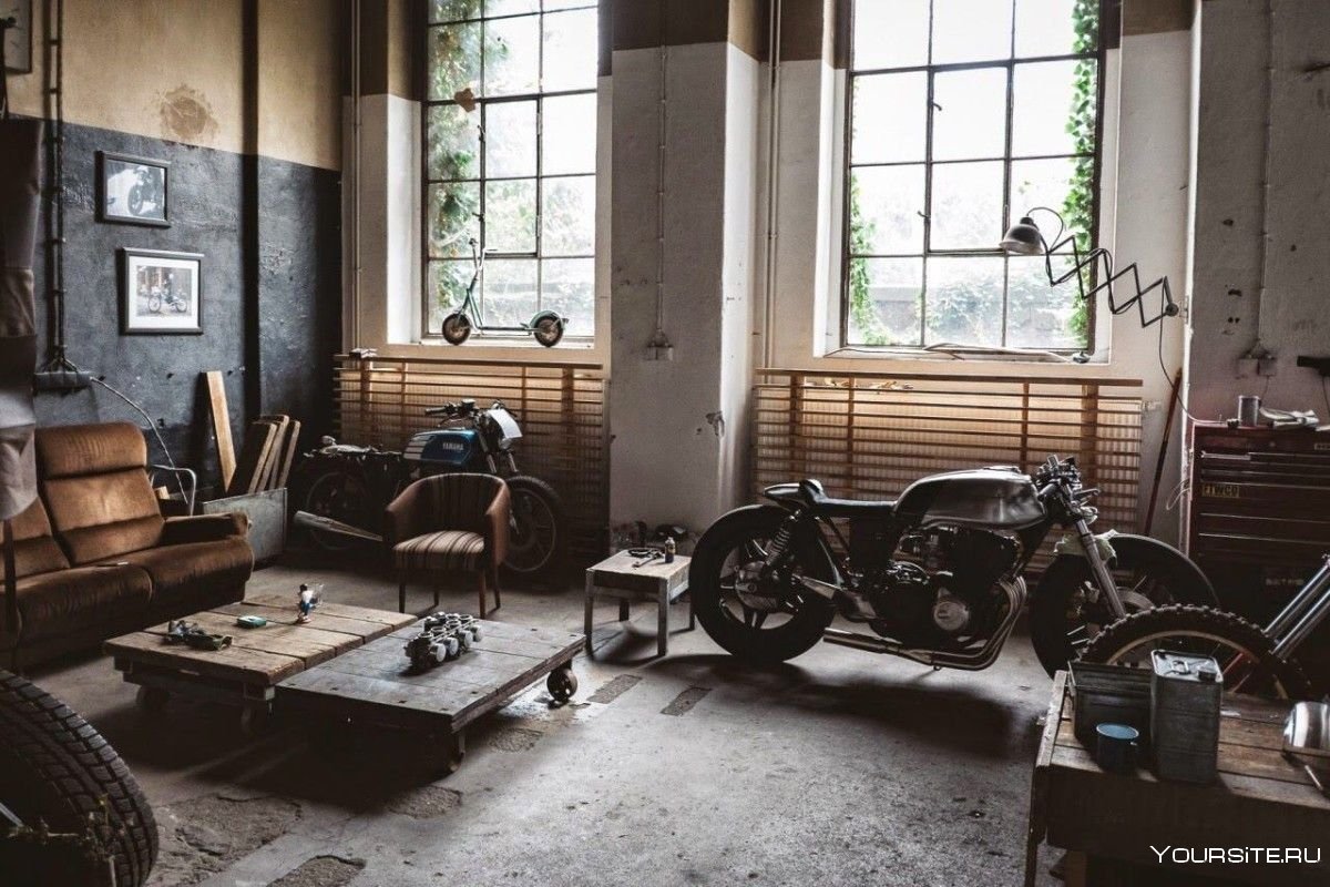 Мотоцикл в гараже арт