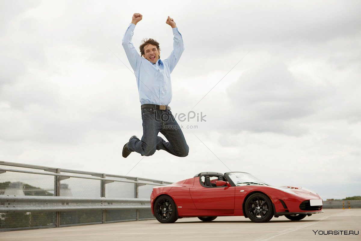 Человек прыгает на машине