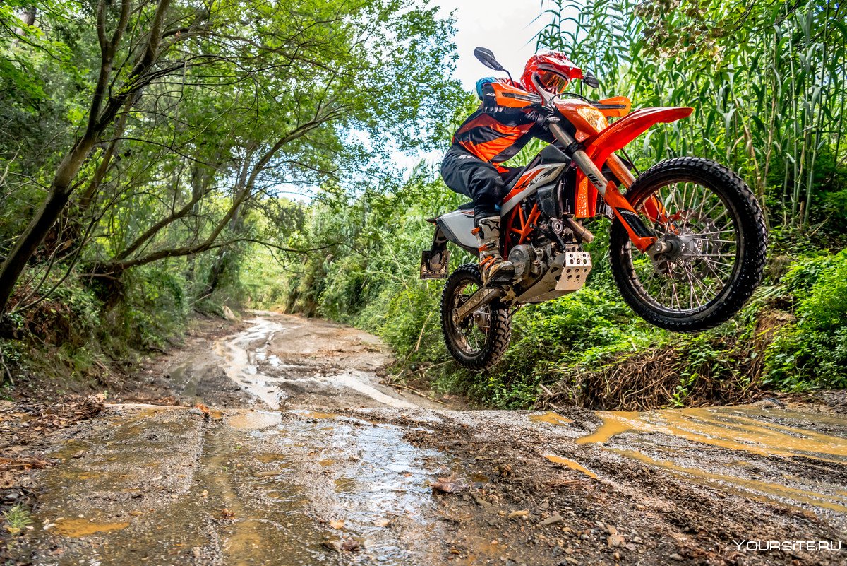 Эндуро мотоцикл грязный KTM