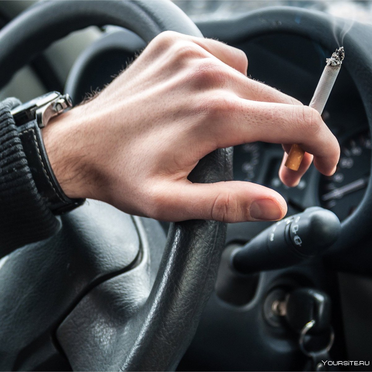 Можно курить в машине. Курит в машине. Рука сигарета руль. Курение за рулем. Парень курит в машине.