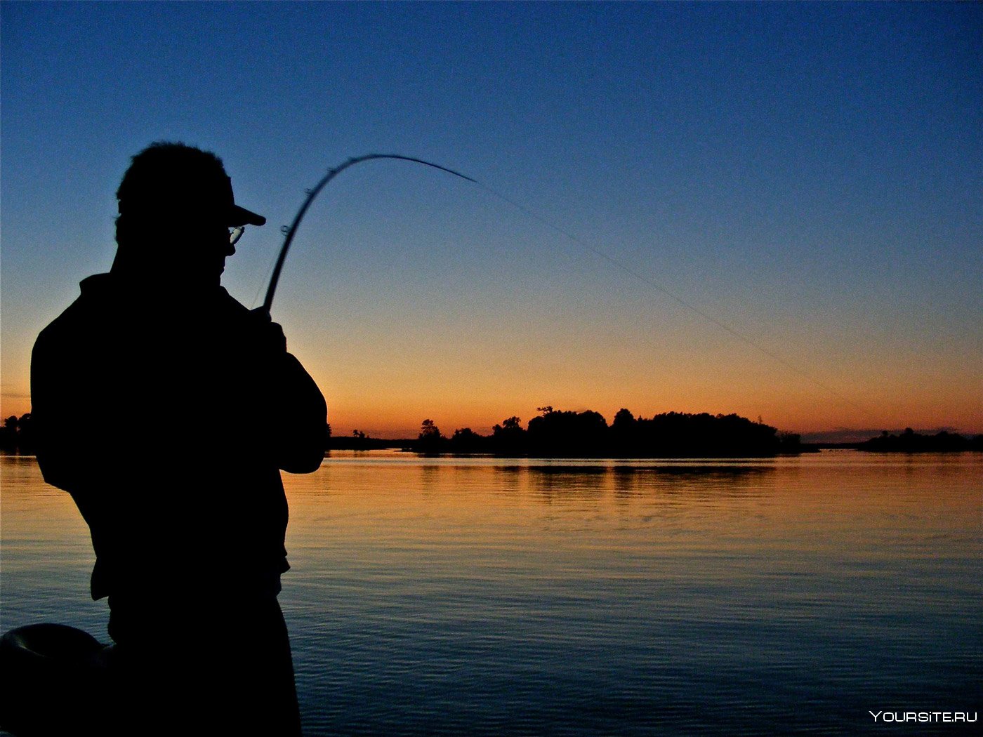 Лов удочкой. Рыбалка. Рыбак со спиннингом. Рыбак с удочкой. Ночная рыбалка.