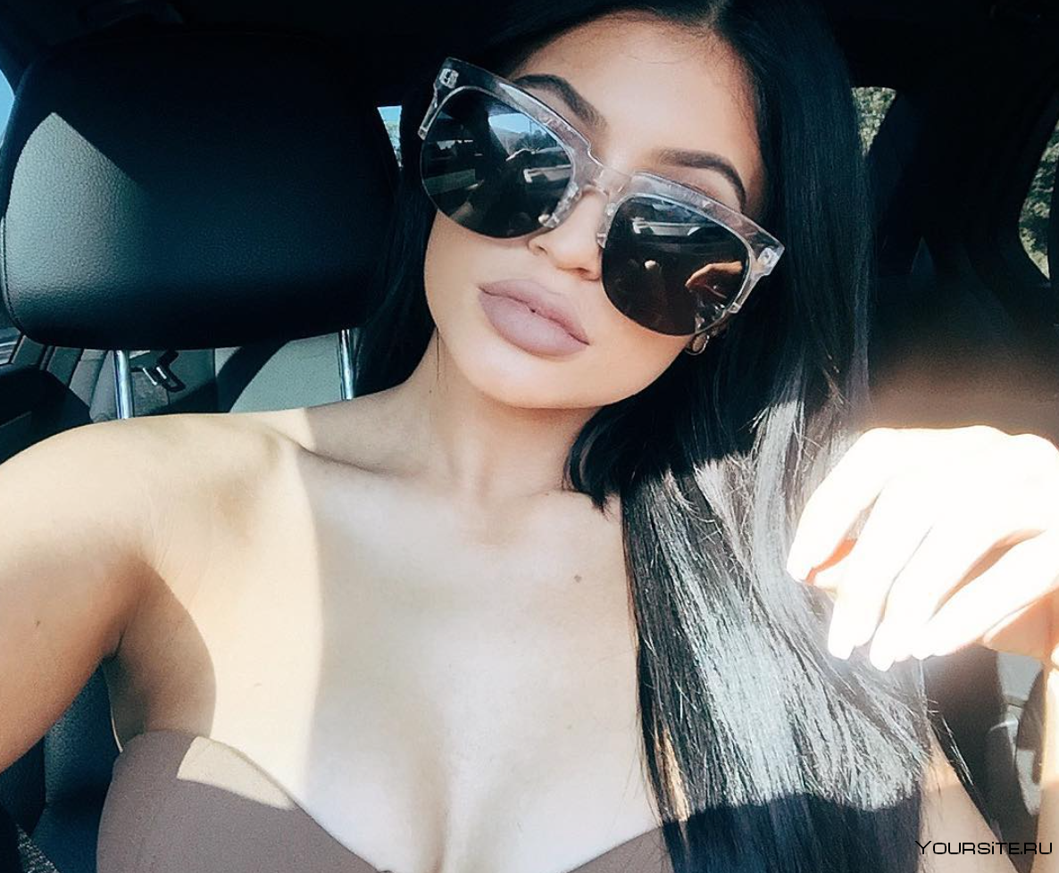 Кайли Дженнер в солнечных очках