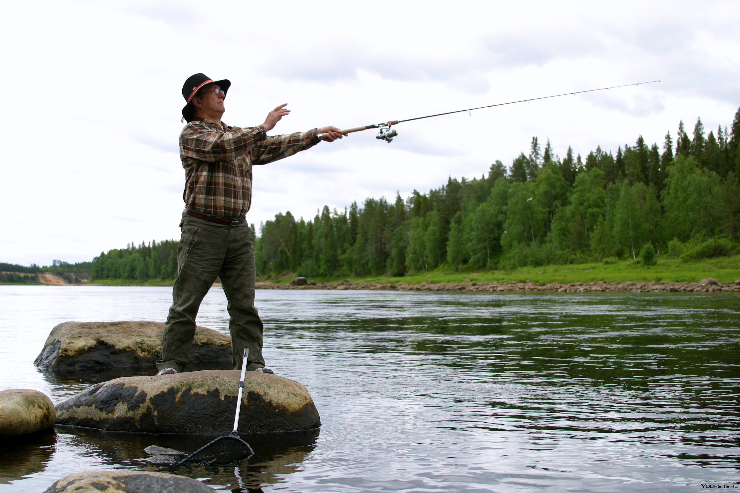 Страна ловить рыбу. Финская рыбалка. Рыбалка в Финляндии. Рыболовный туризм. Рыбак на берегу.