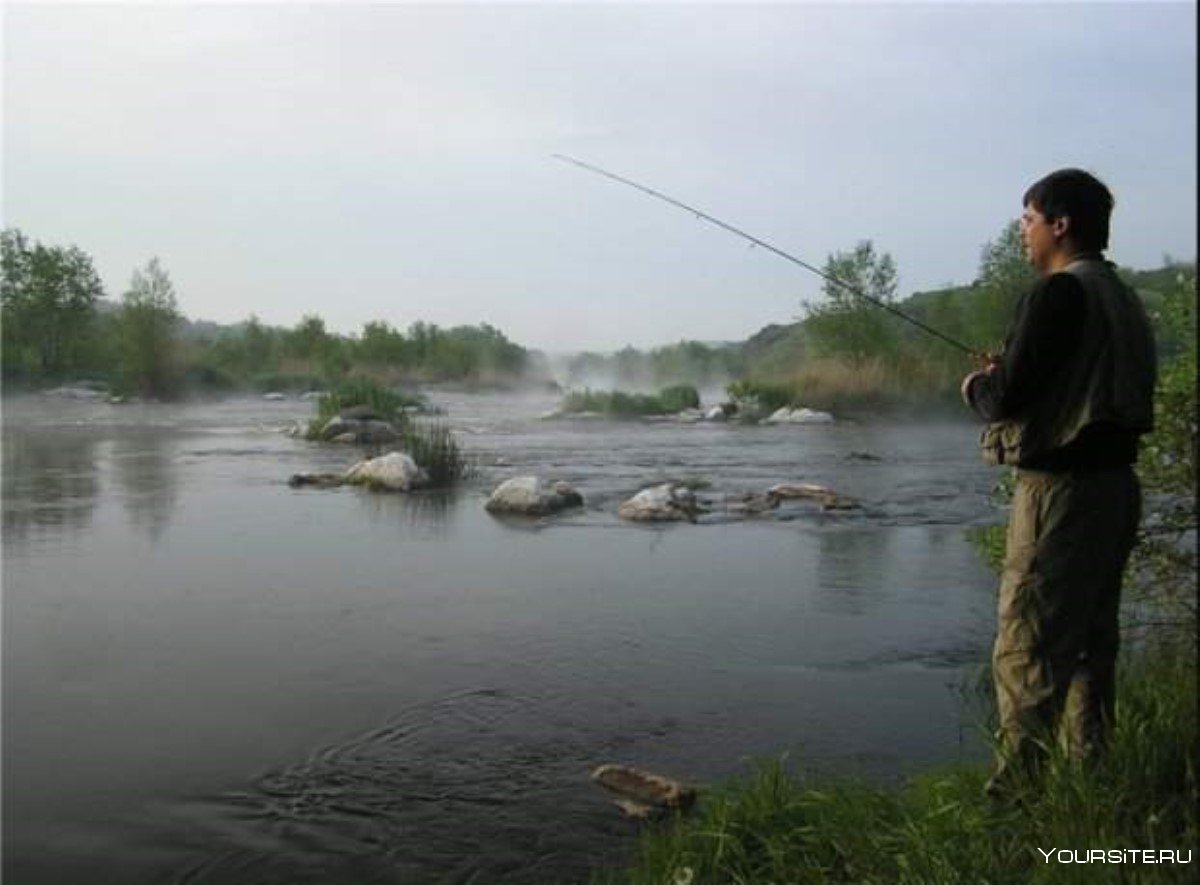 Рыболов на реке