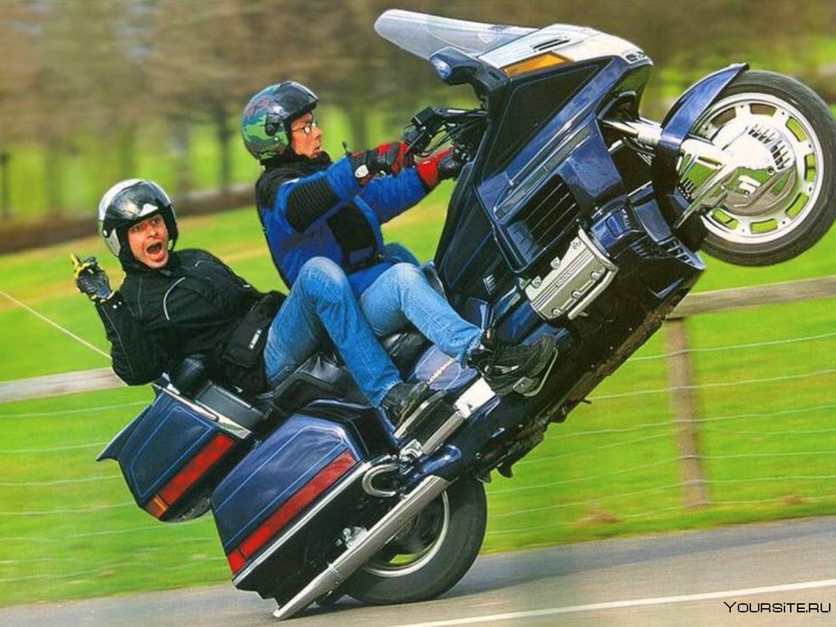 Мотоциклист с пассажиром
